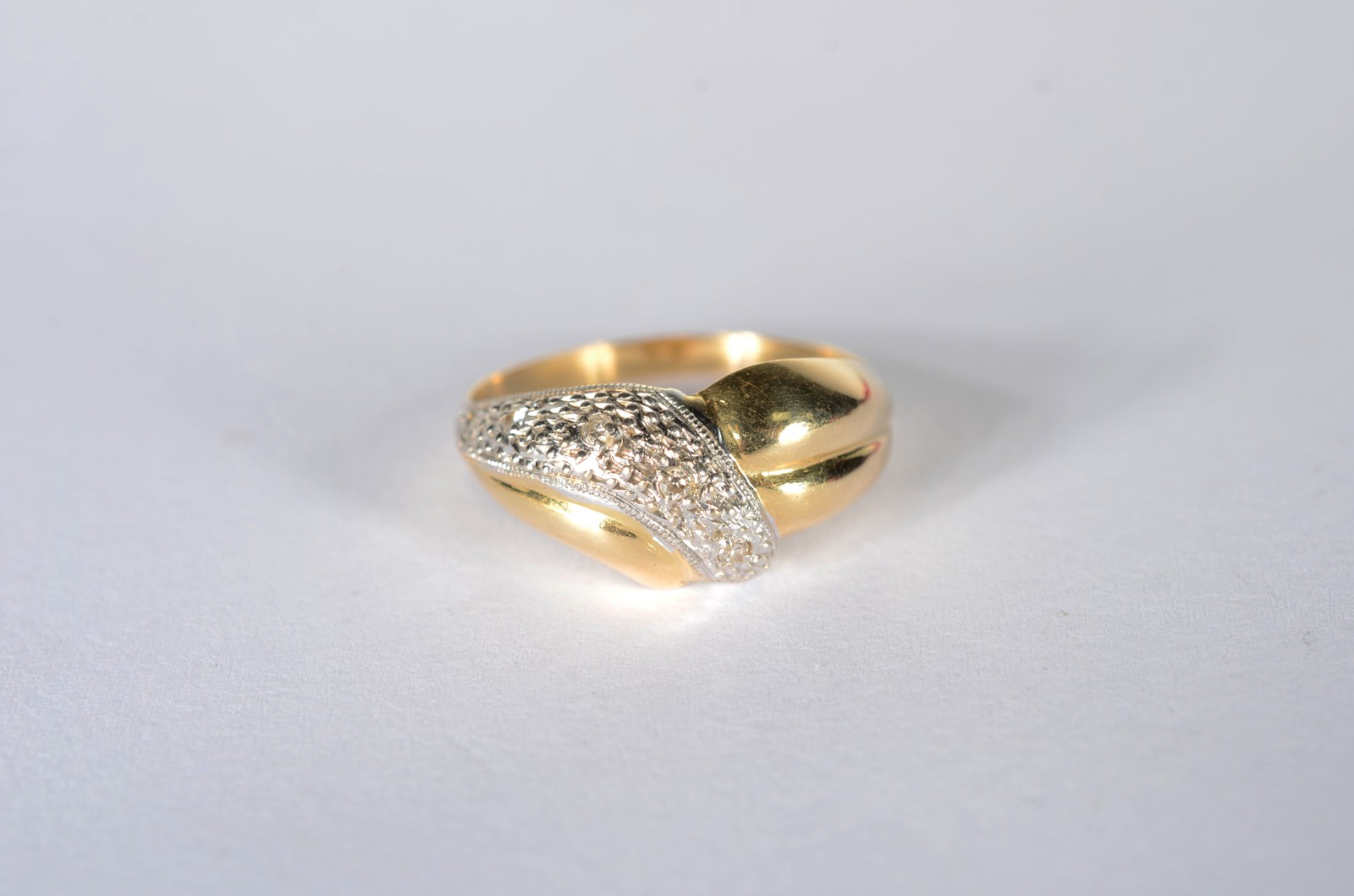 Anel de ouro 18 k., cravejado com brilhantes, aro 15. (Por motivos de... - foto 1 de 6