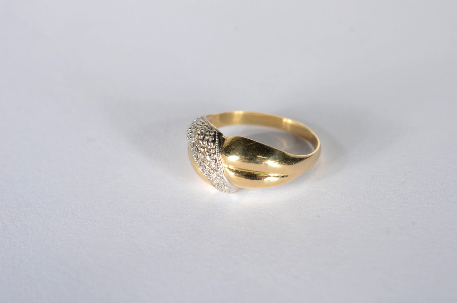 Anel de ouro 18 k., cravejado com brilhantes, aro 15. (Por motivos de... - foto 2 de 6