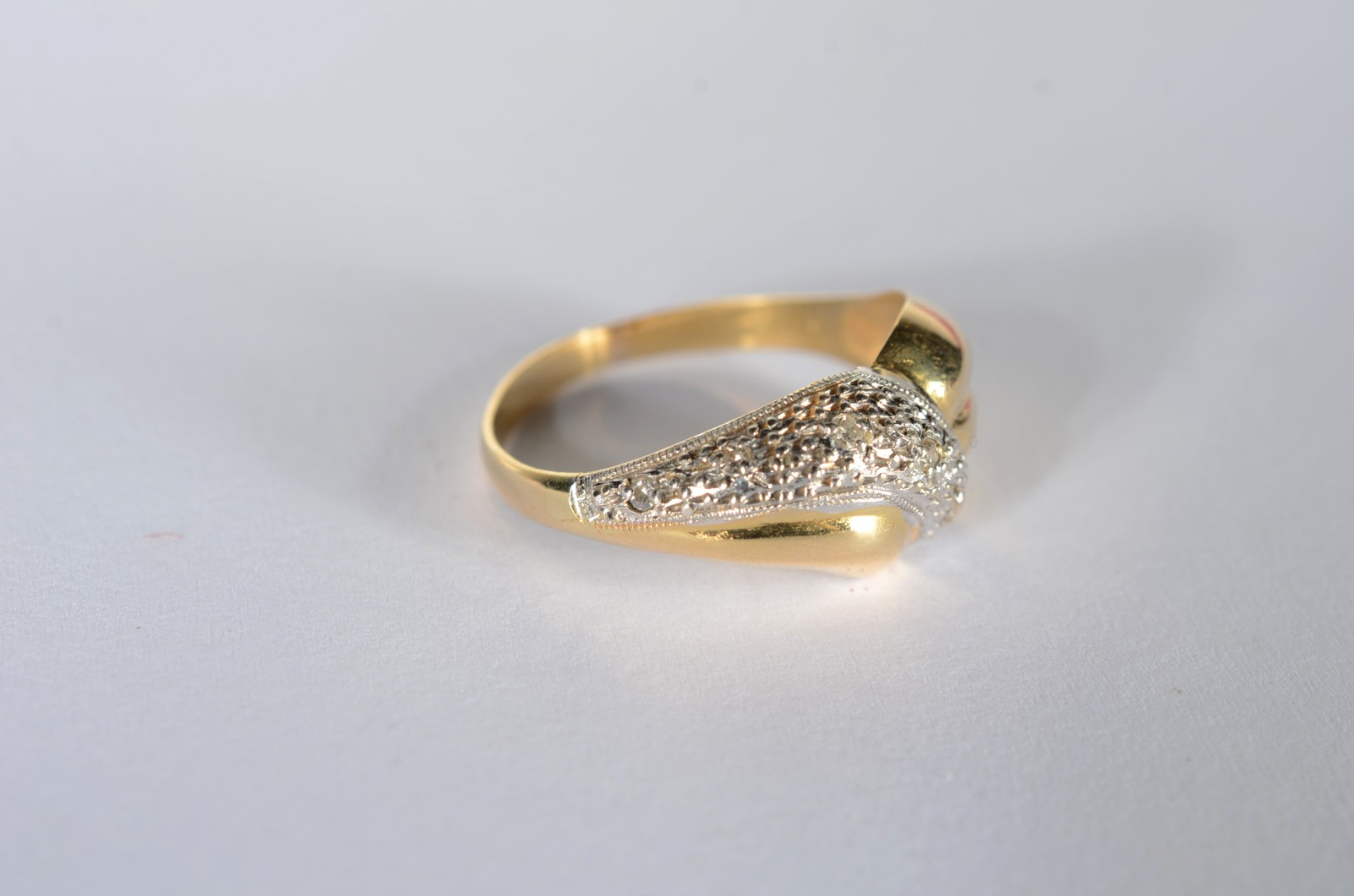 Anel de ouro 18 k., cravejado com brilhantes, aro 15. (Por motivos de... - foto 3 de 6