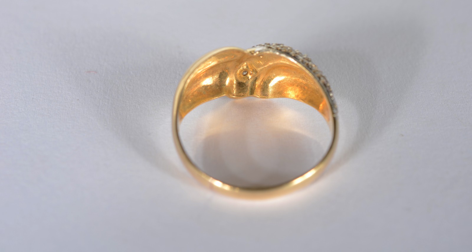 Anel de ouro 18 k., cravejado com brilhantes, aro 15. (Por motivos de... - foto 4 de 6