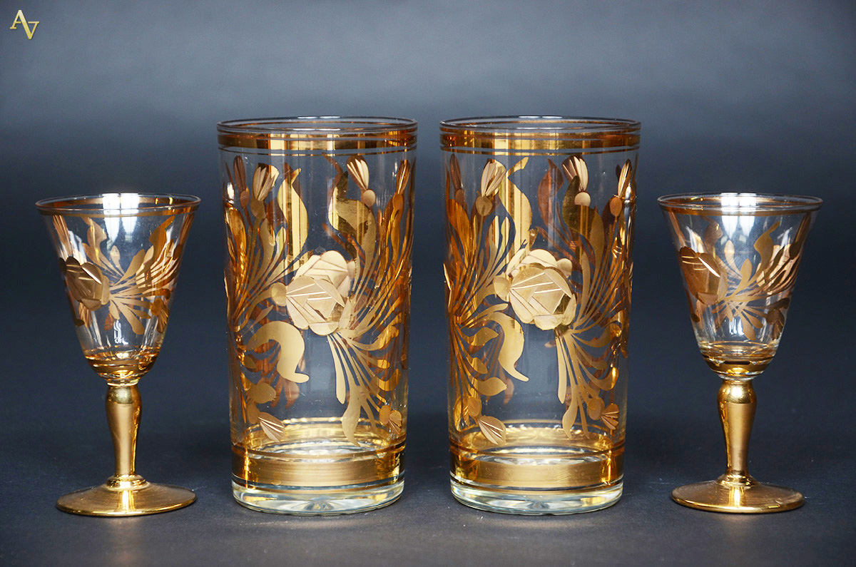 Conjunto de cristal com detalhes em dourado, sendo 12 copos longos e...