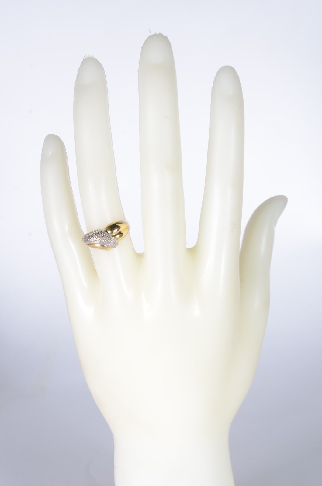 Anel de ouro 18 k., cravejado com brilhantes, aro 15. (Por motivos de... - foto 5 de 6