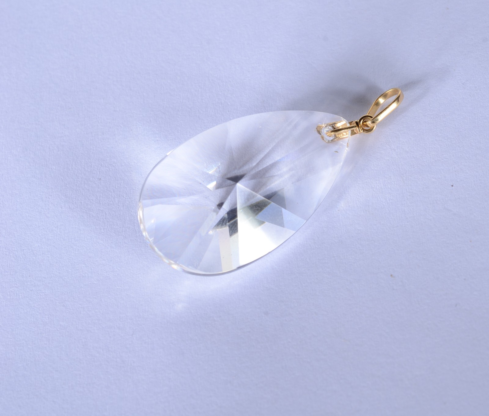 Pendente de ouro 18 k., com cristal feitio gota. (Por motivos de... - foto 2 de 3