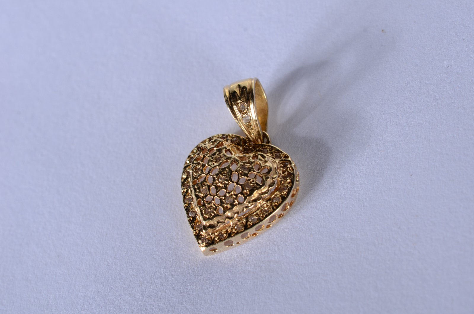 Pendente feitio coração de ouro 18k, contraste 750 mls com... - foto 2 de 3