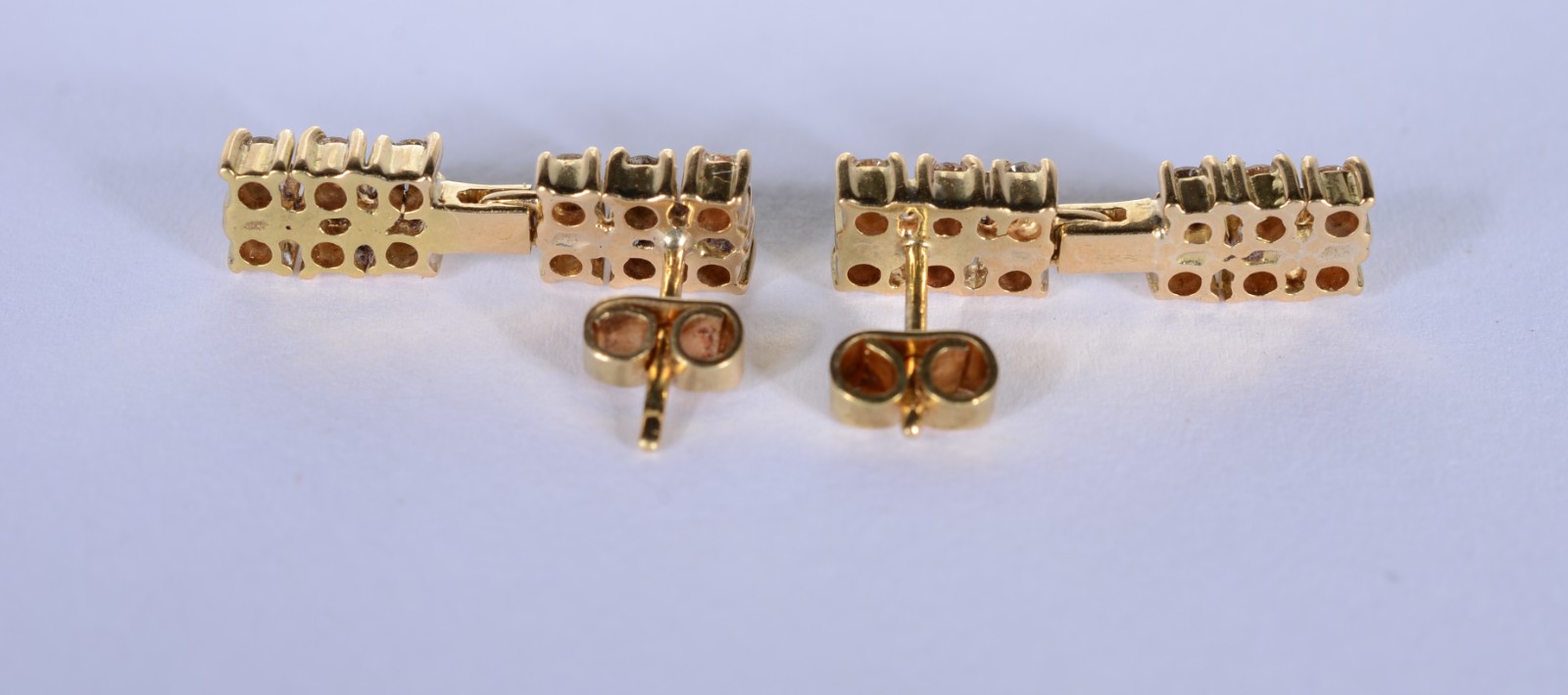 Par de brincos de ouro 18 k., contraste 750 mls com 24 brilhantes de... - foto 3 de 4