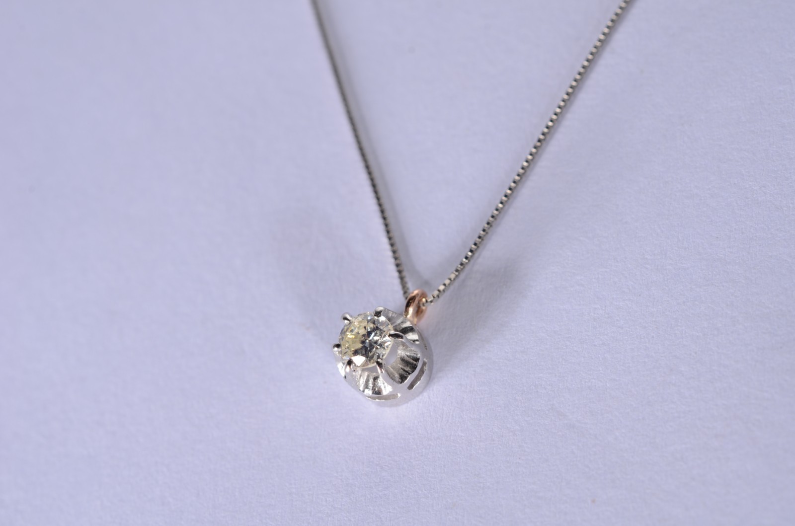 Gargantilha de ouro branco com ponto de luz com mini brilhante... - foto 1 de 6