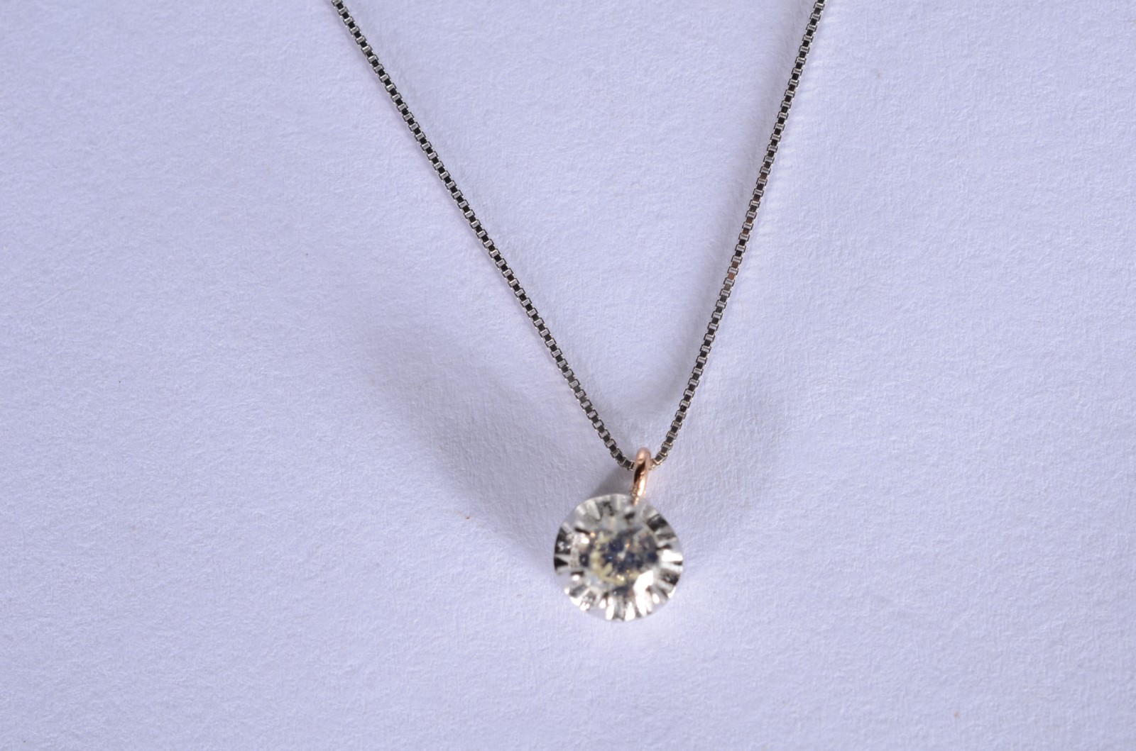 Gargantilha de ouro branco com ponto de luz com mini brilhante... - foto 2 de 6