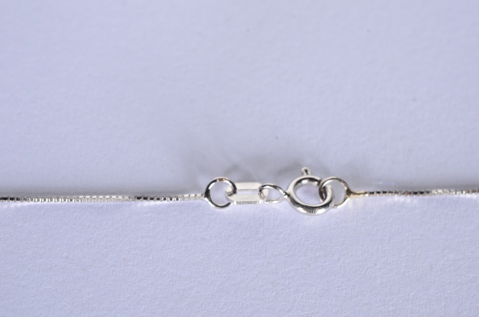 Gargantilha de ouro branco com ponto de luz com mini brilhante... - foto 4 de 6