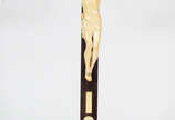 Crucifixo com figura de Cristo de marfim de Goa... - Crucifixo com figura de Cristo de marfim de Goa, ricamente esculpida , resplendor em prata .
