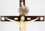 Crucifixo com figura de Cristo de marfim de Goa... - Crucifixo com figura de Cristo de marfim de Goa, ricamente esculpida , resplendor em prata .