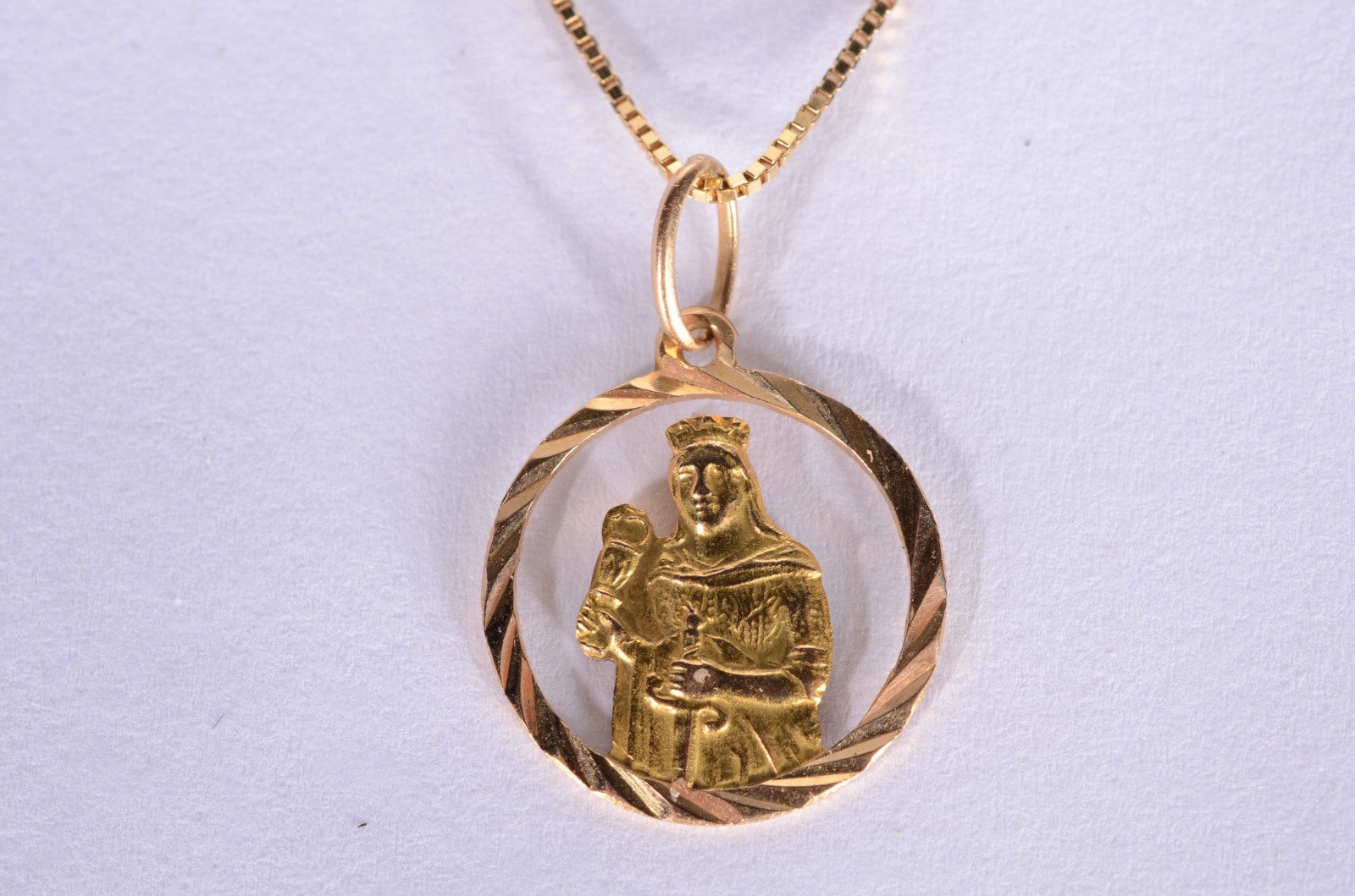 Colar com pendente sacro de ouro 18 k.(Por motivos de segurança a... - foto 1 de 6
