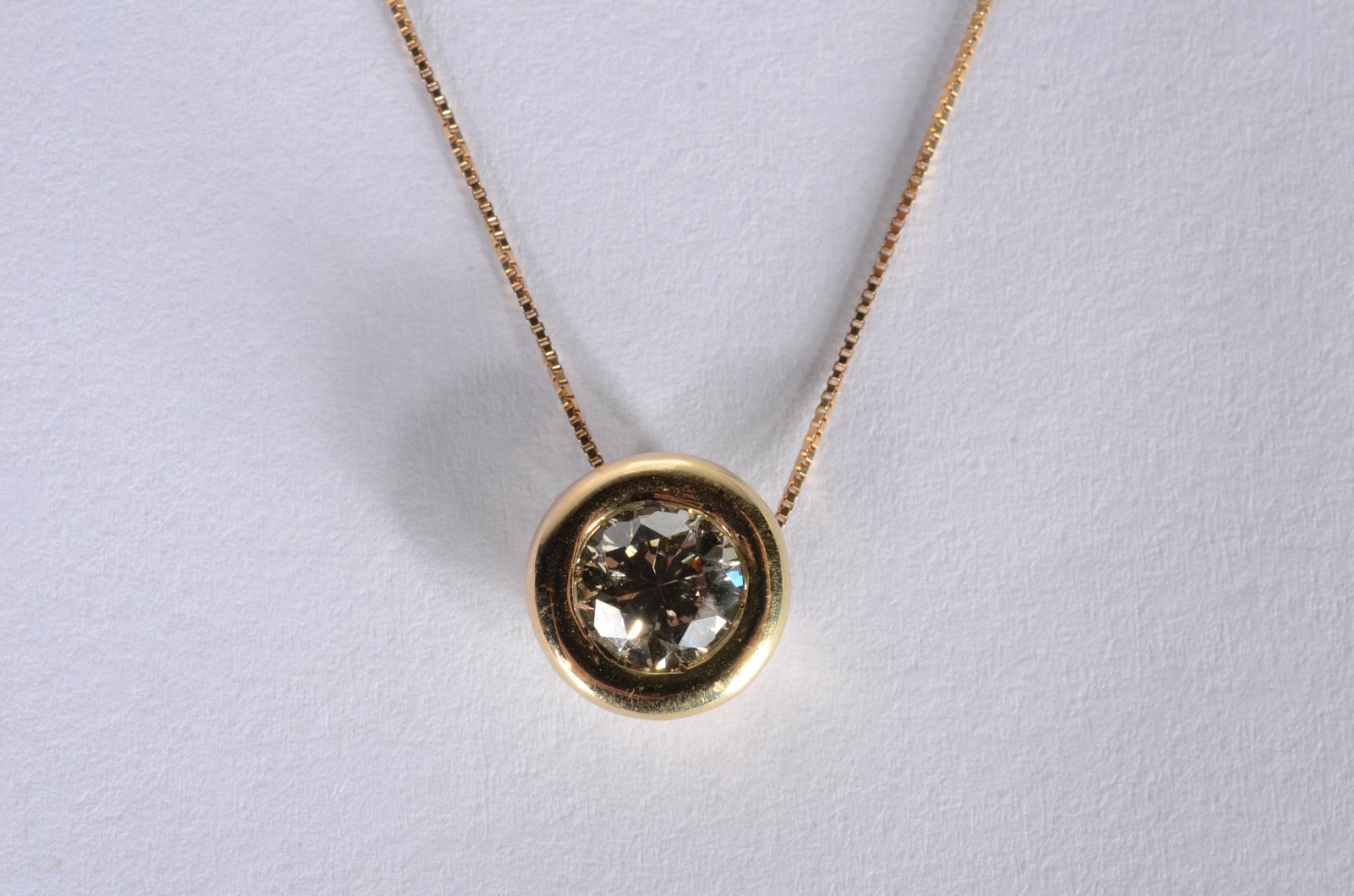 Gargantilha de ouro 18 k., com ponto de luz com um brilhante. (Por... - foto 1 de 4