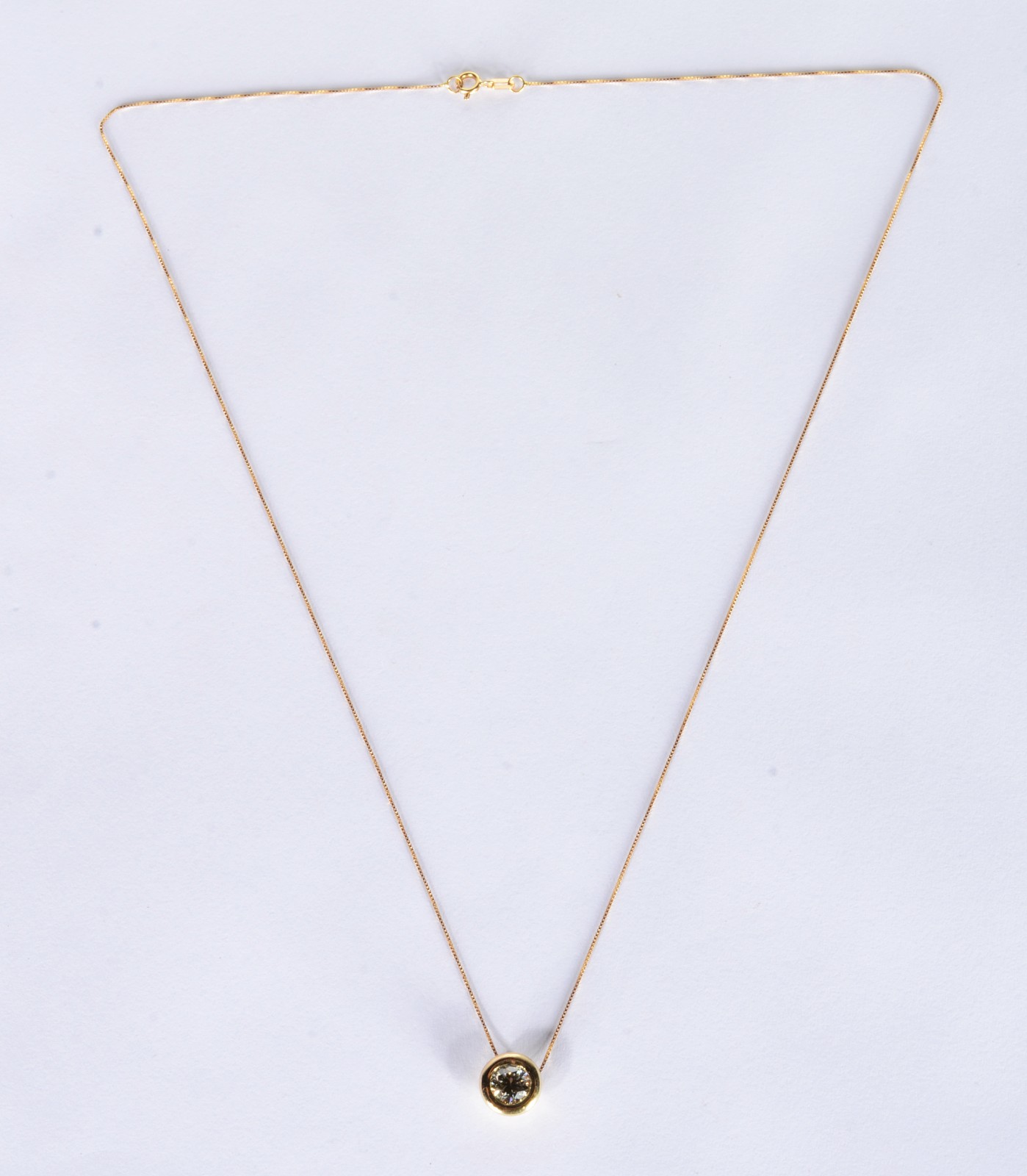 Gargantilha de ouro 18 k., com ponto de luz com um brilhante. (Por... - foto 2 de 4