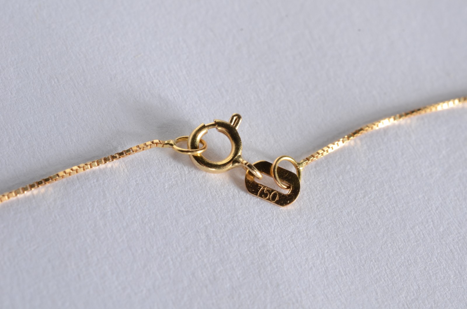 Gargantilha de ouro 18 k., com ponto de luz com um brilhante. (Por... - foto 3 de 4