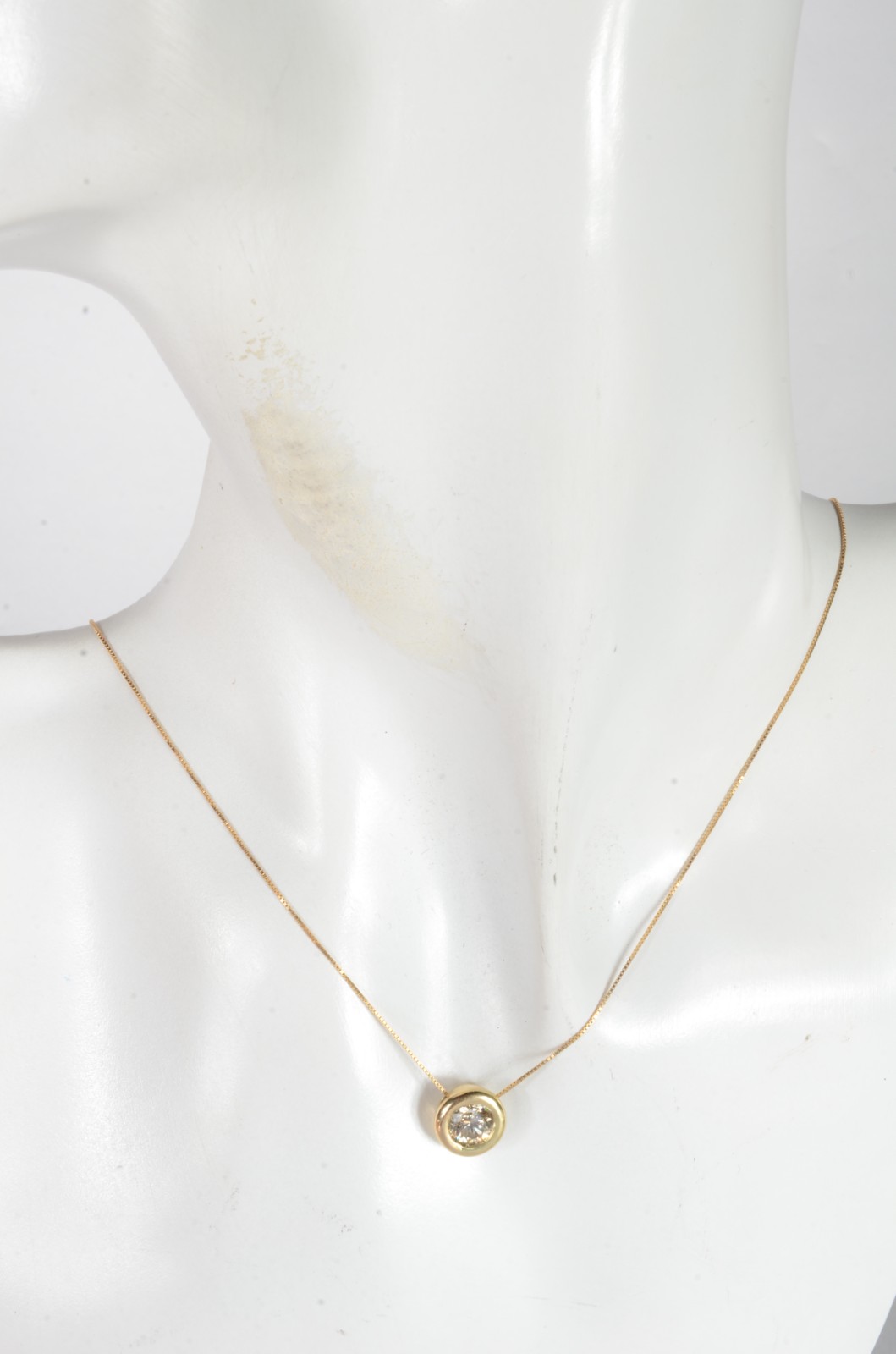 Gargantilha de ouro 18 k., com ponto de luz com um brilhante. (Por... - foto 4 de 4