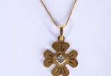 Colar com pendente feitio "trevo" de ouro 18 k.... - Colar com pendente feitio "trevo" de ouro 18 k., contraste 750 msl. (Por motivos de segurança a peça não se encontra na loja).
