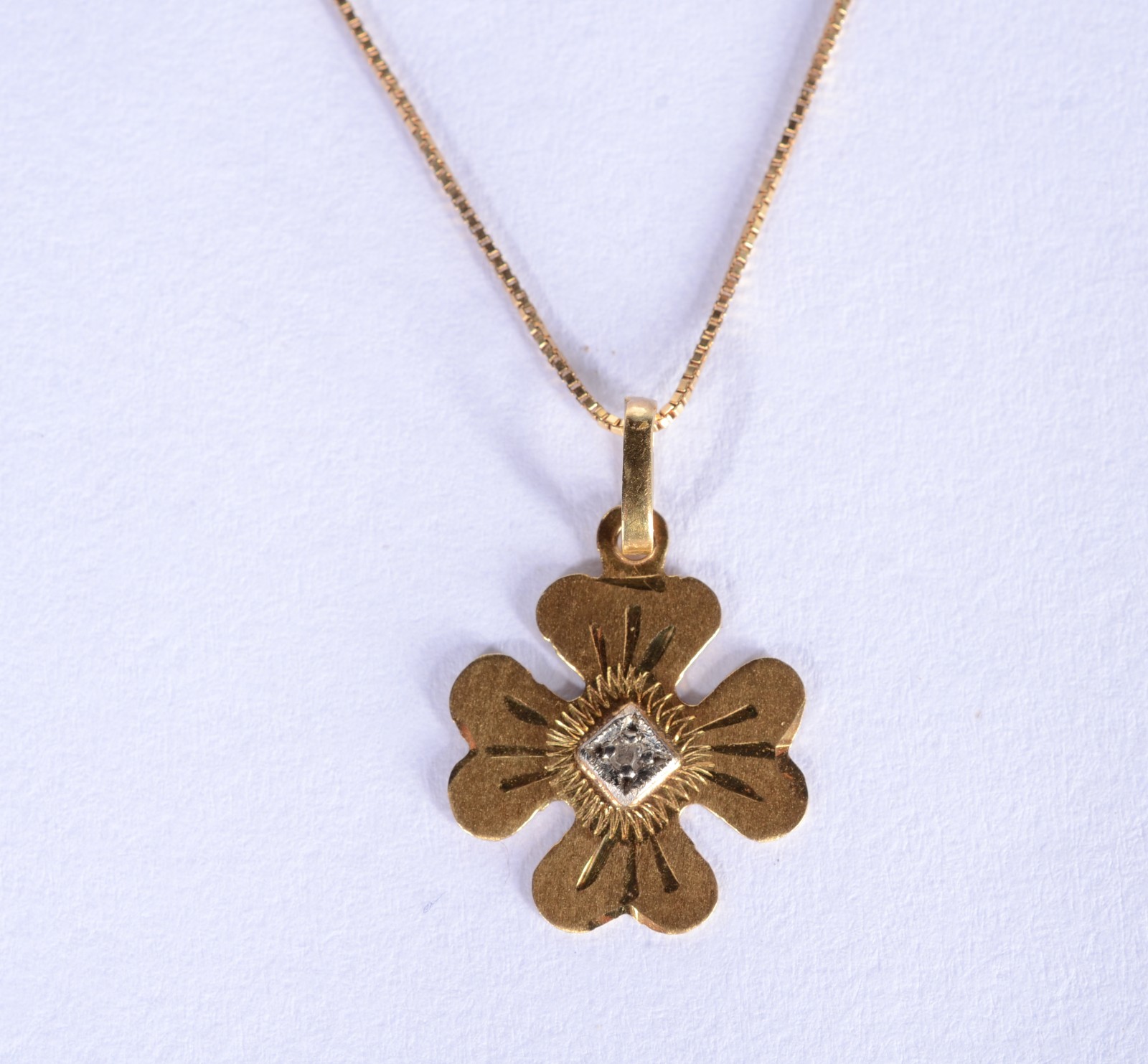 Colar com pendente feitio "trevo" de ouro 18 k., contraste 750 msl... - foto 1 de 6