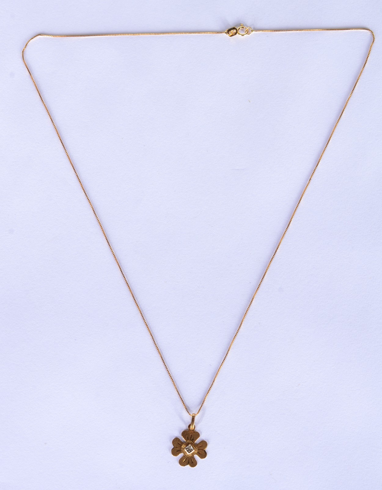 Colar com pendente feitio "trevo" de ouro 18 k., contraste 750 msl... - foto 2 de 6