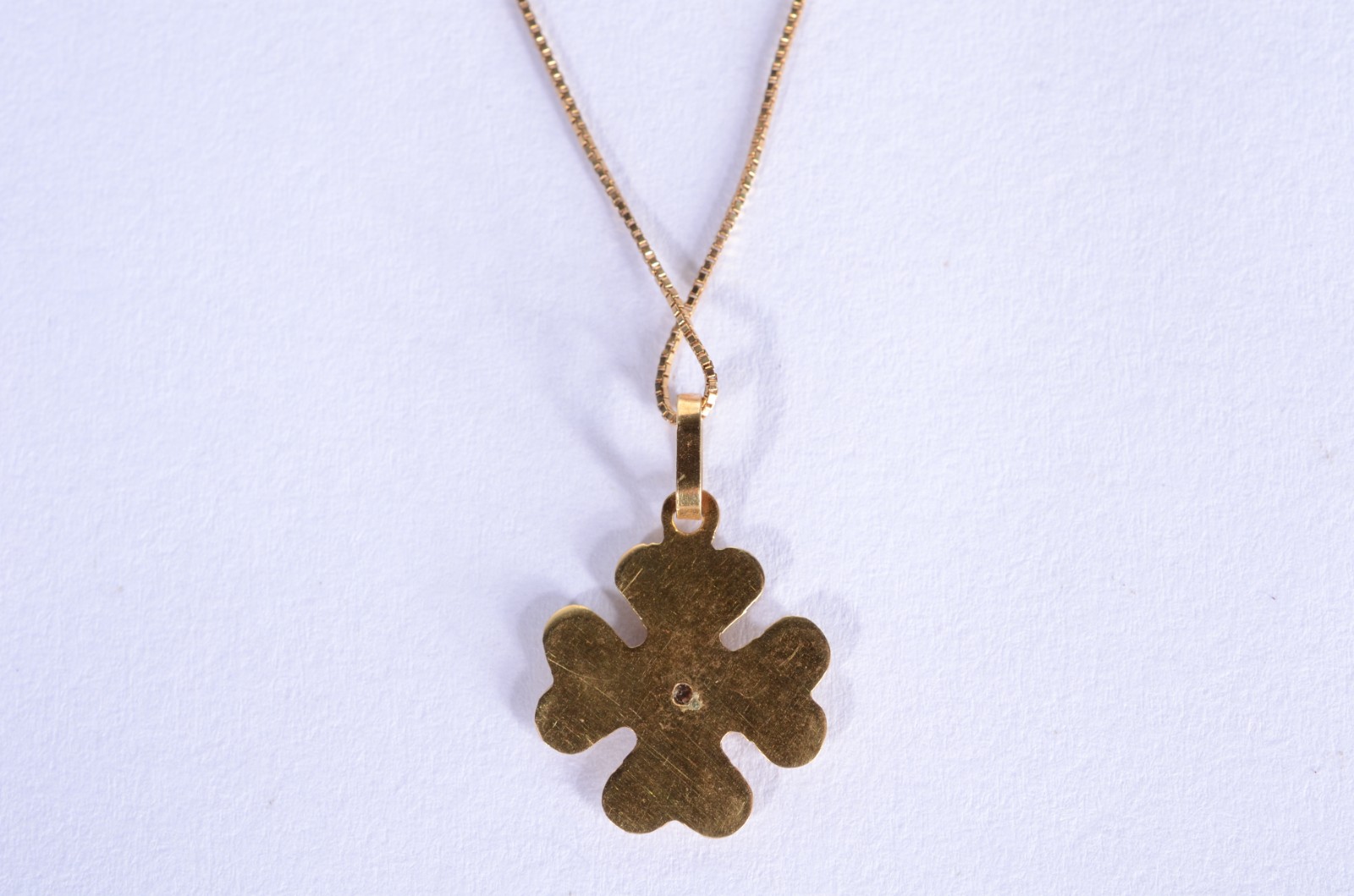 Colar com pendente feitio "trevo" de ouro 18 k., contraste 750 msl... - foto 4 de 6