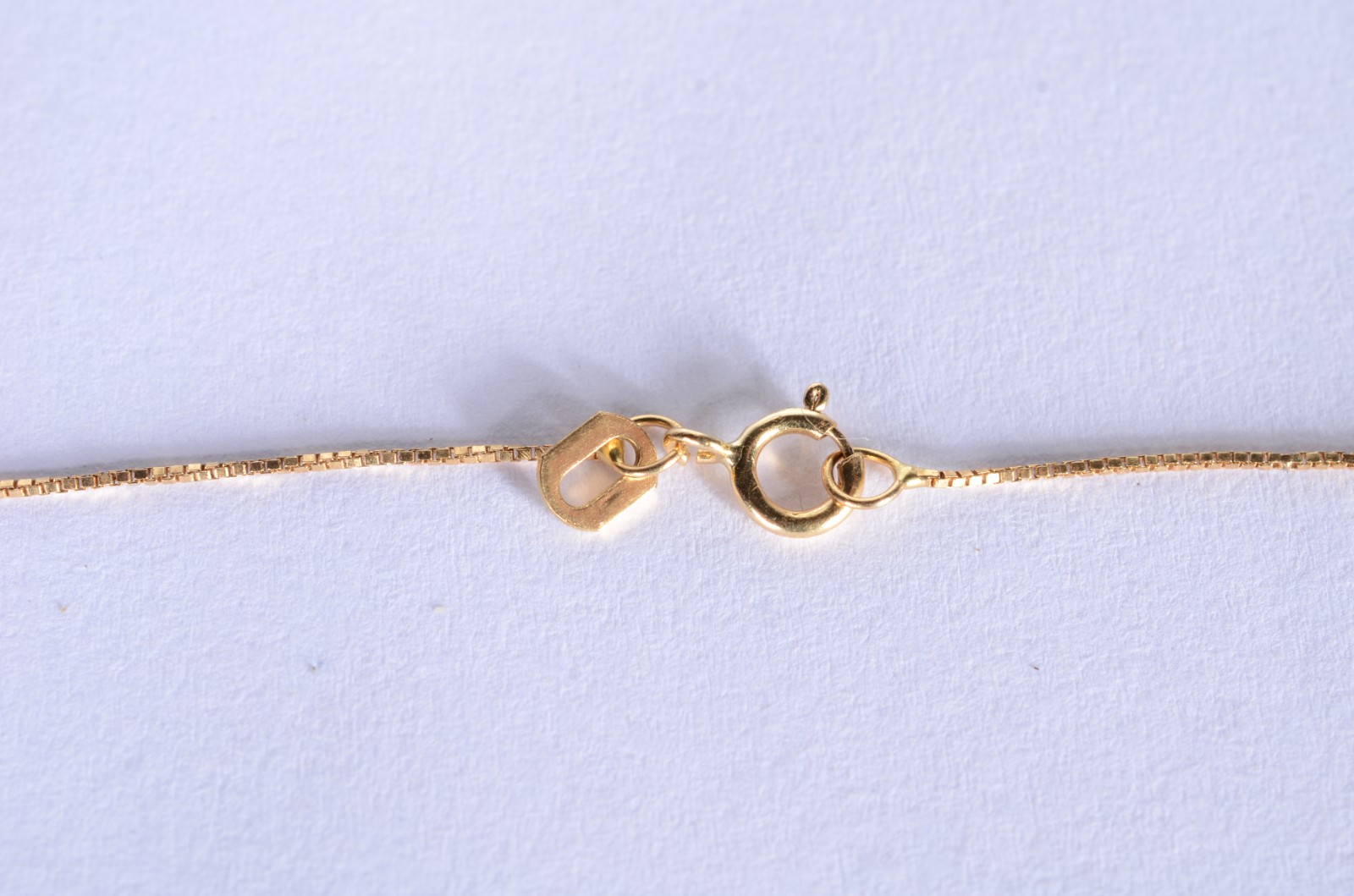 Colar com pendente feitio "trevo" de ouro 18 k., contraste 750 msl... - foto 5 de 6