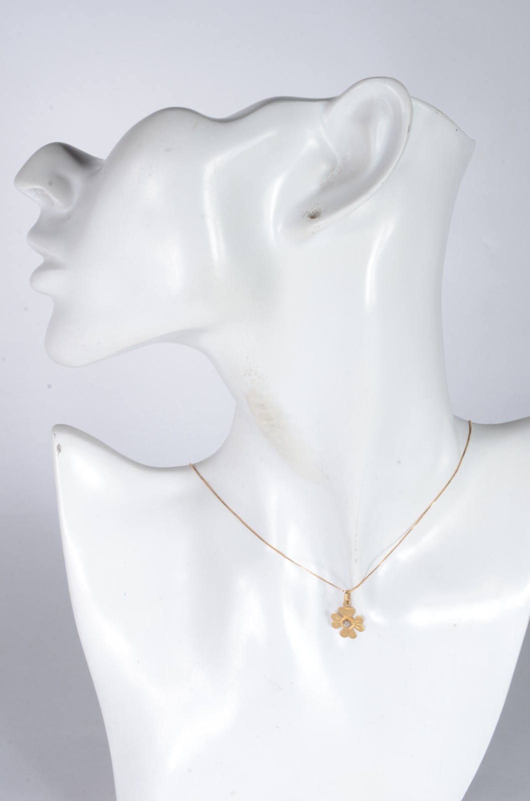 Colar com pendente feitio "trevo" de ouro 18 k., contraste 750 msl... - foto 6 de 6