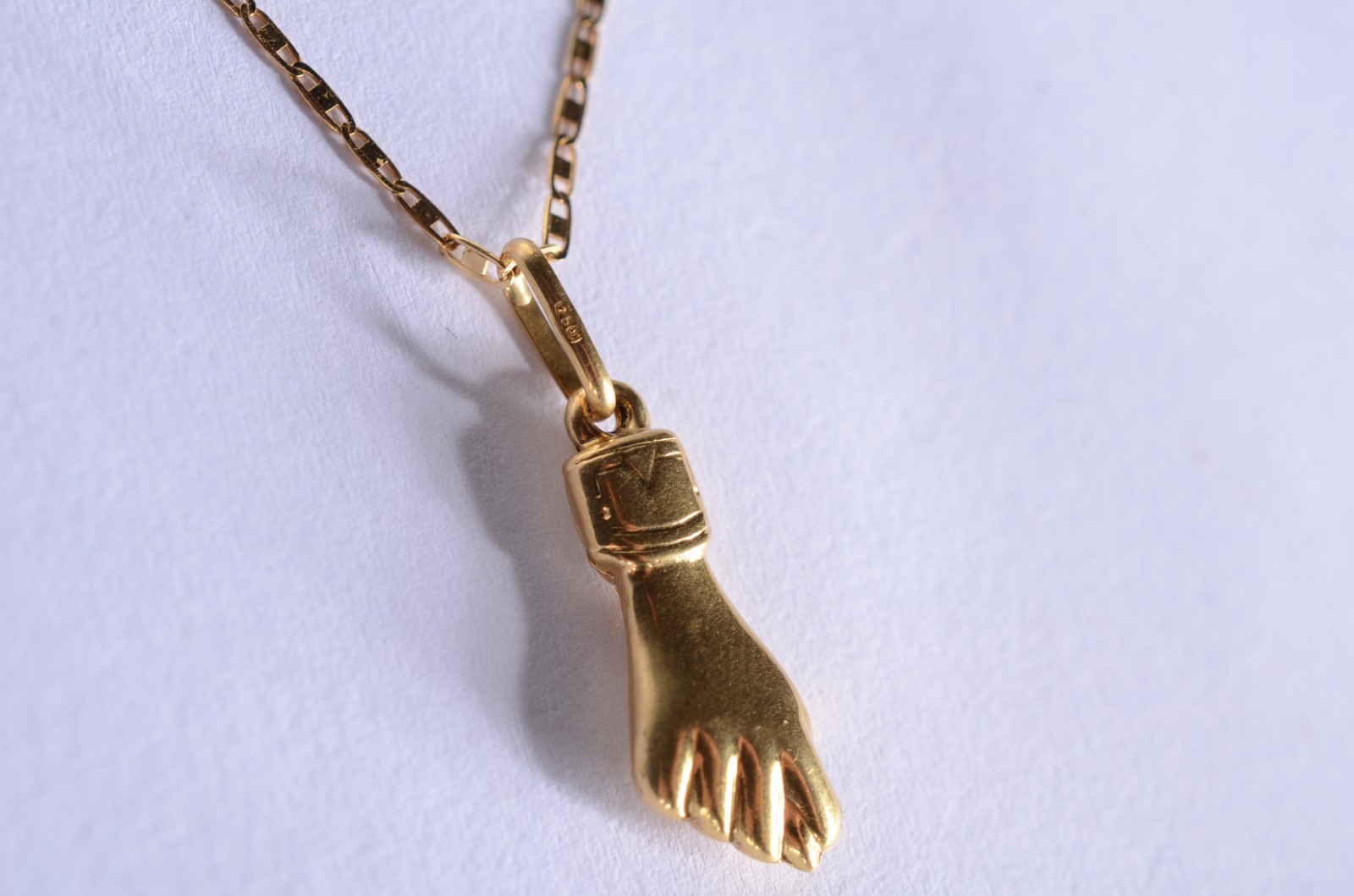 Colar com pendente feitio figa de ouro 18 k., contraste 750 mls. (Por... - foto 1 de 5
