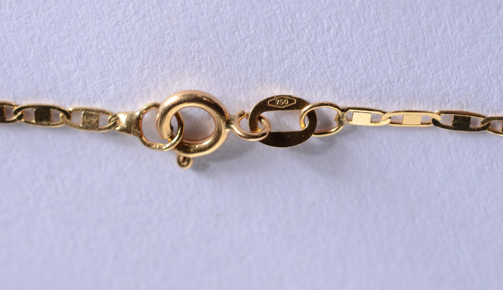Colar com pendente feitio figa de ouro 18 k., contraste 750 mls. (Por... - foto 4 de 5