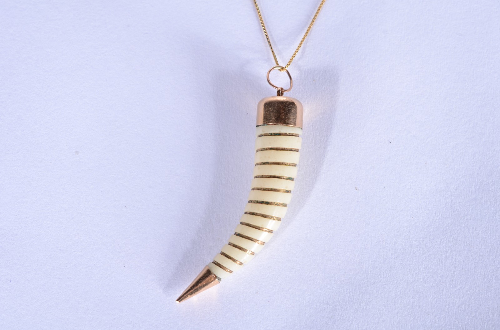Colar com pendente feitio chifre de ouro 18 k., contraste 750 mls... - foto 1 de 5