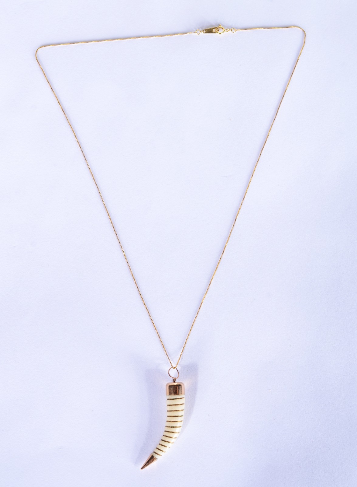 Colar com pendente feitio chifre de ouro 18 k., contraste 750 mls... - foto 2 de 5