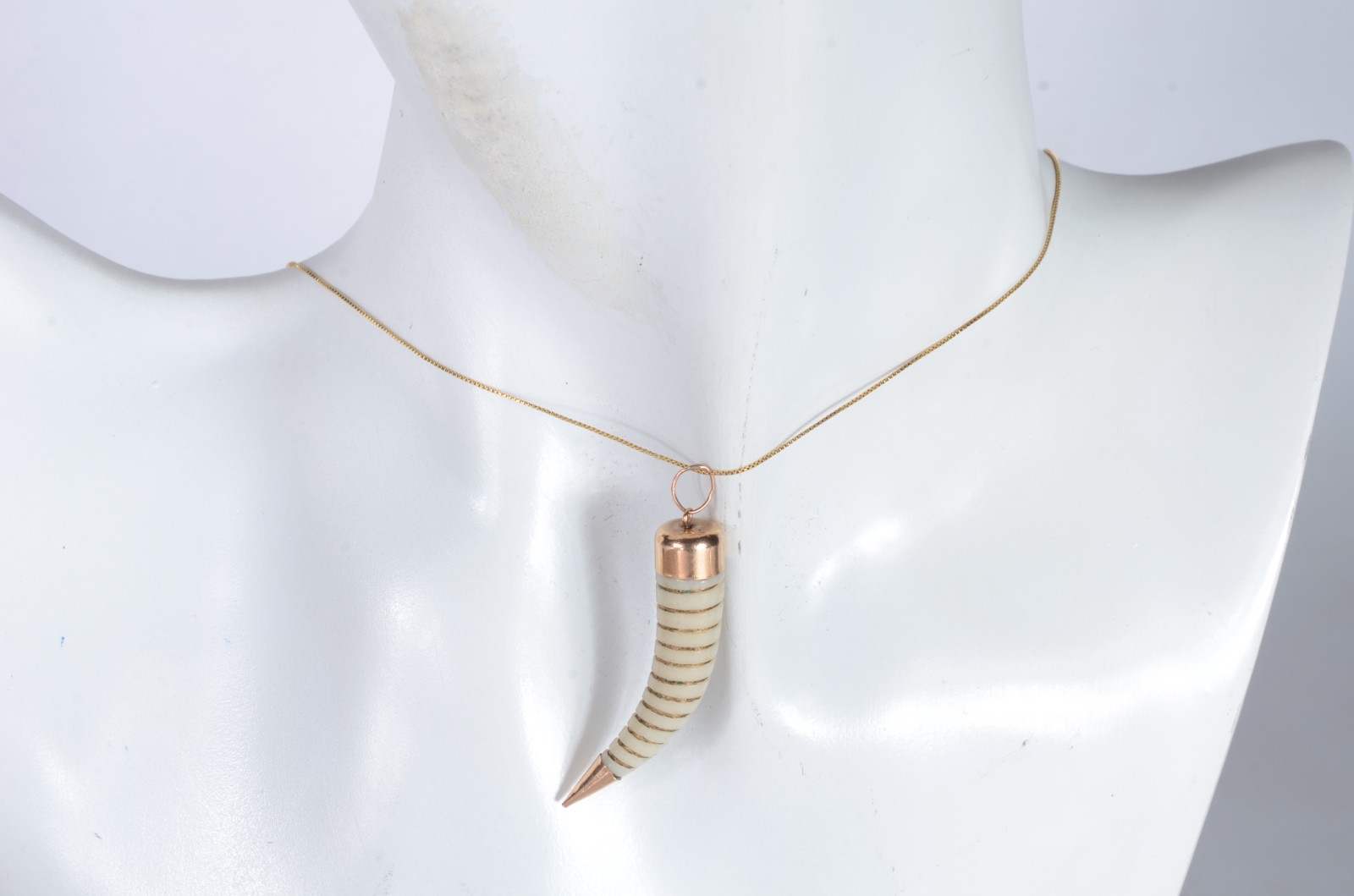 Colar com pendente feitio chifre de ouro 18 k., contraste 750 mls... - foto 5 de 5