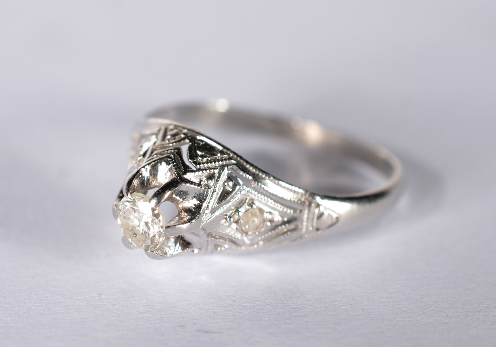 Anel "solitário" de ouro branco com brilhante de 0,20 ct., aro 13... - foto 1 de 5