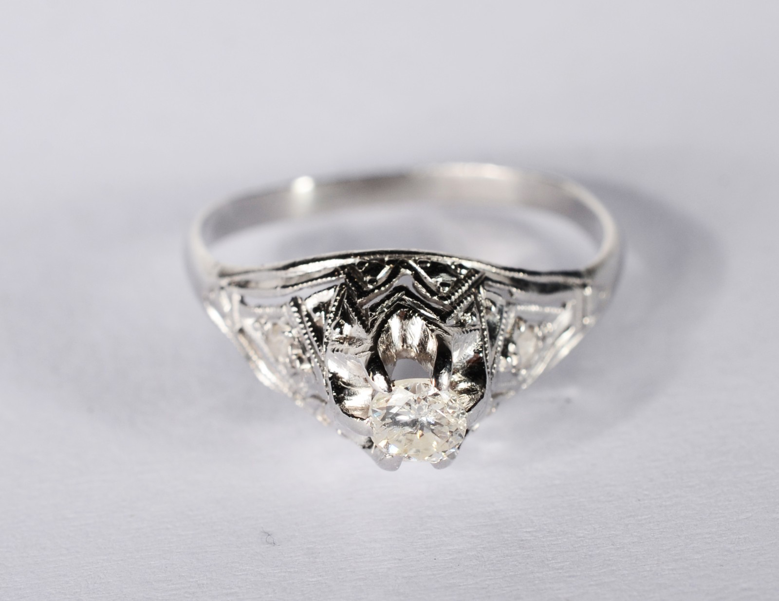 Anel "solitário" de ouro branco com brilhante de 0,20 ct., aro 13... - foto 2 de 5