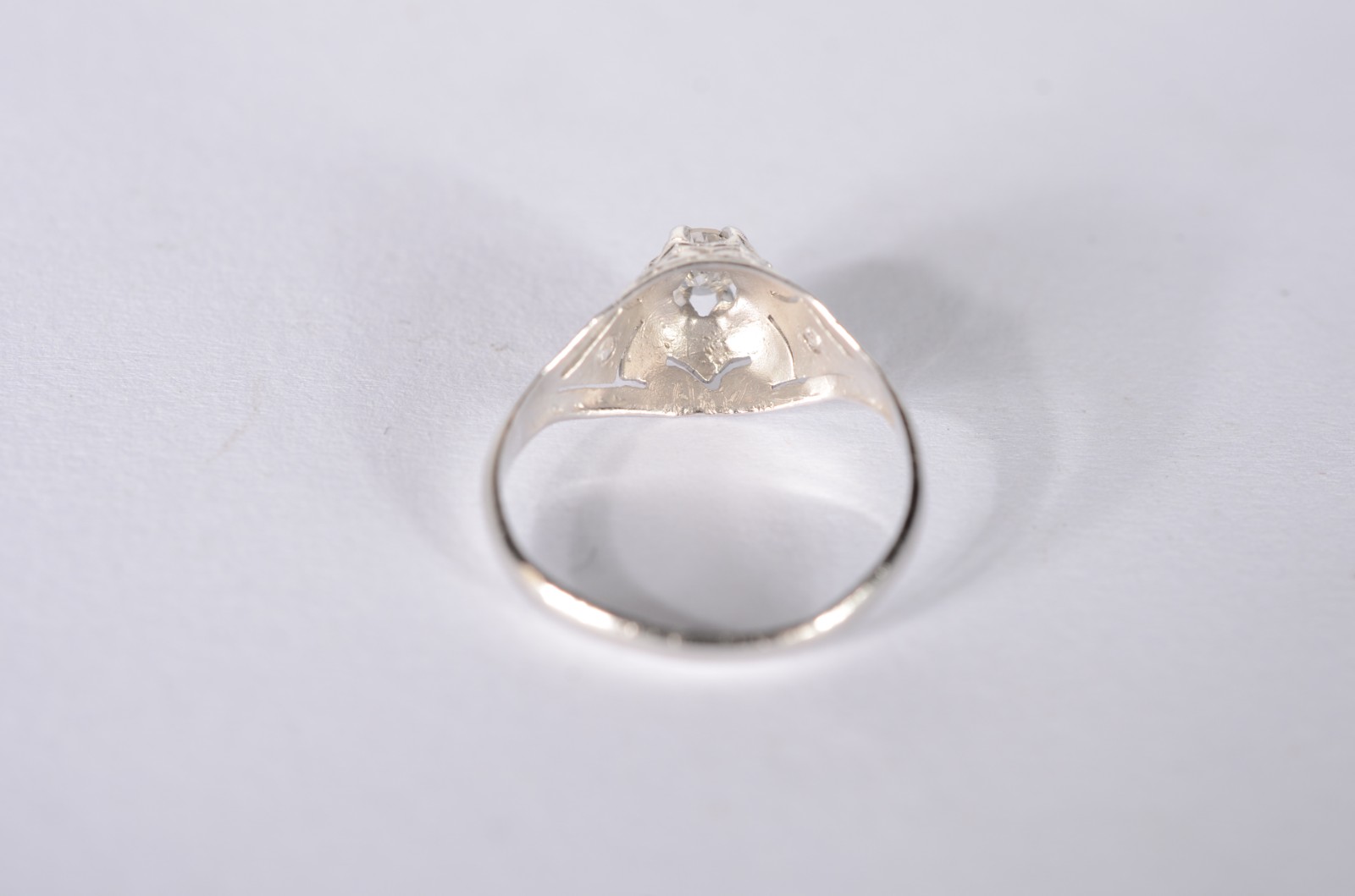 Anel "solitário" de ouro branco com brilhante de 0,20 ct., aro 13... - foto 3 de 5