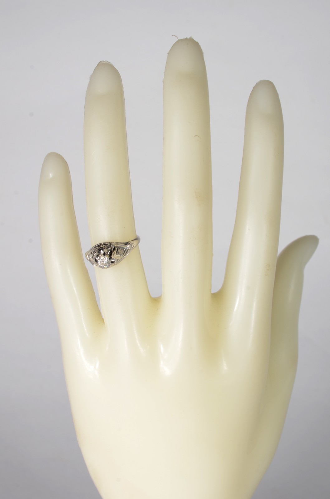 Anel "solitário" de ouro branco com brilhante de 0,20 ct., aro 13... - foto 4 de 5