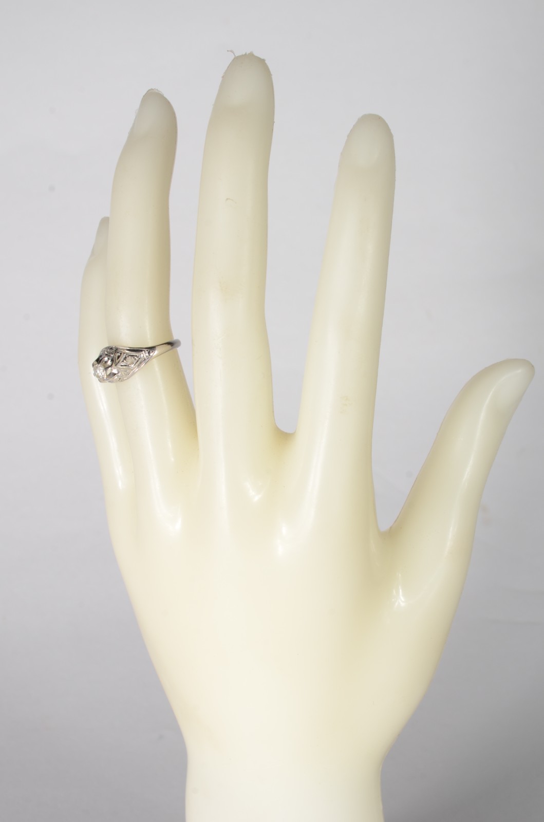 Anel "solitário" de ouro branco com brilhante de 0,20 ct., aro 13... - foto 5 de 5