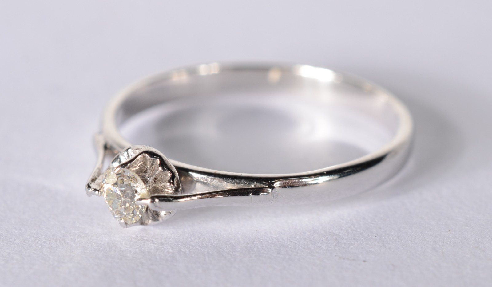 Anel "solitário" de ouro branco com um brilhante 0,13 ct., aro 17... - foto 1 de 5