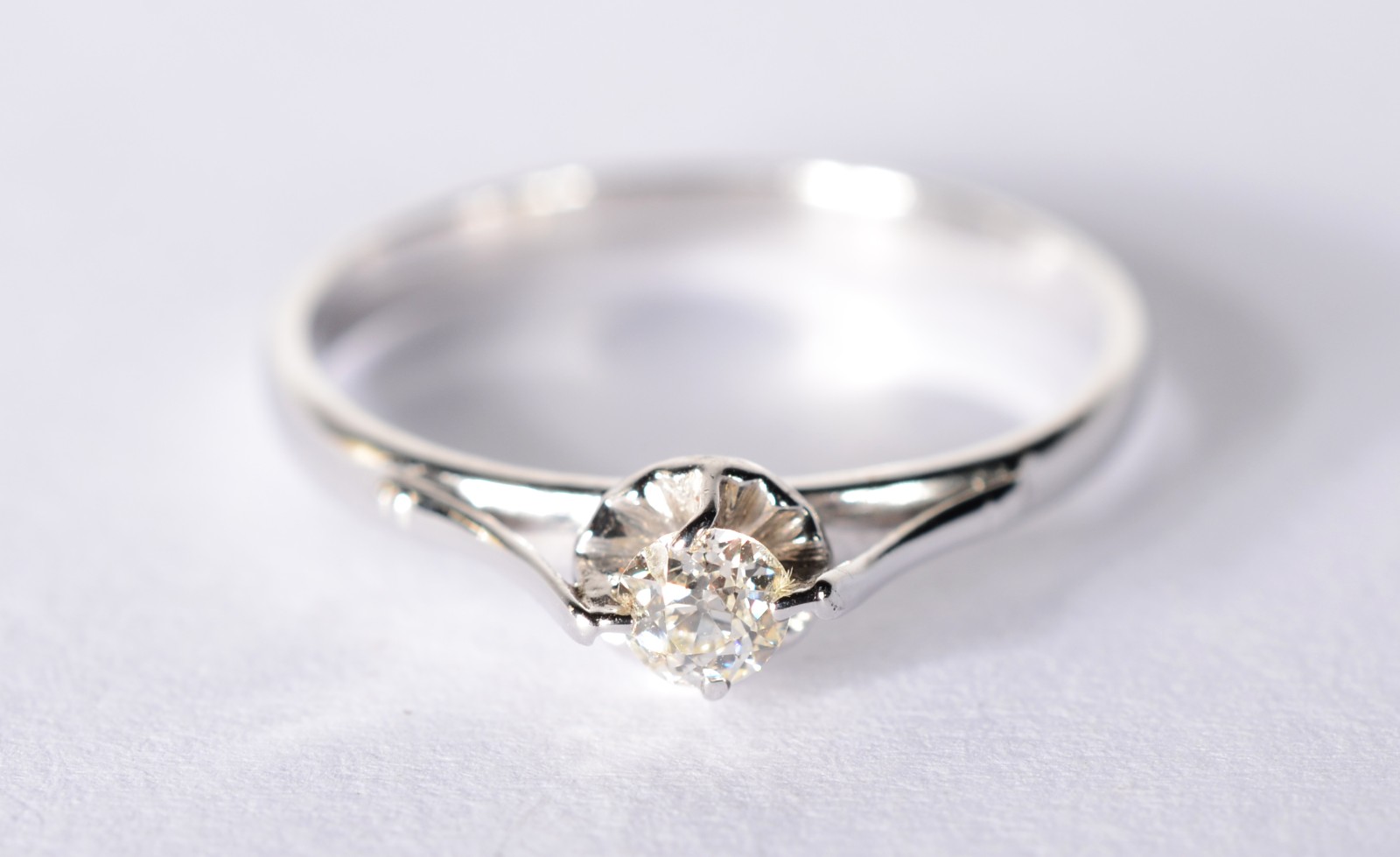 Anel "solitário" de ouro branco com um brilhante 0,13 ct., aro 17... - foto 2 de 5