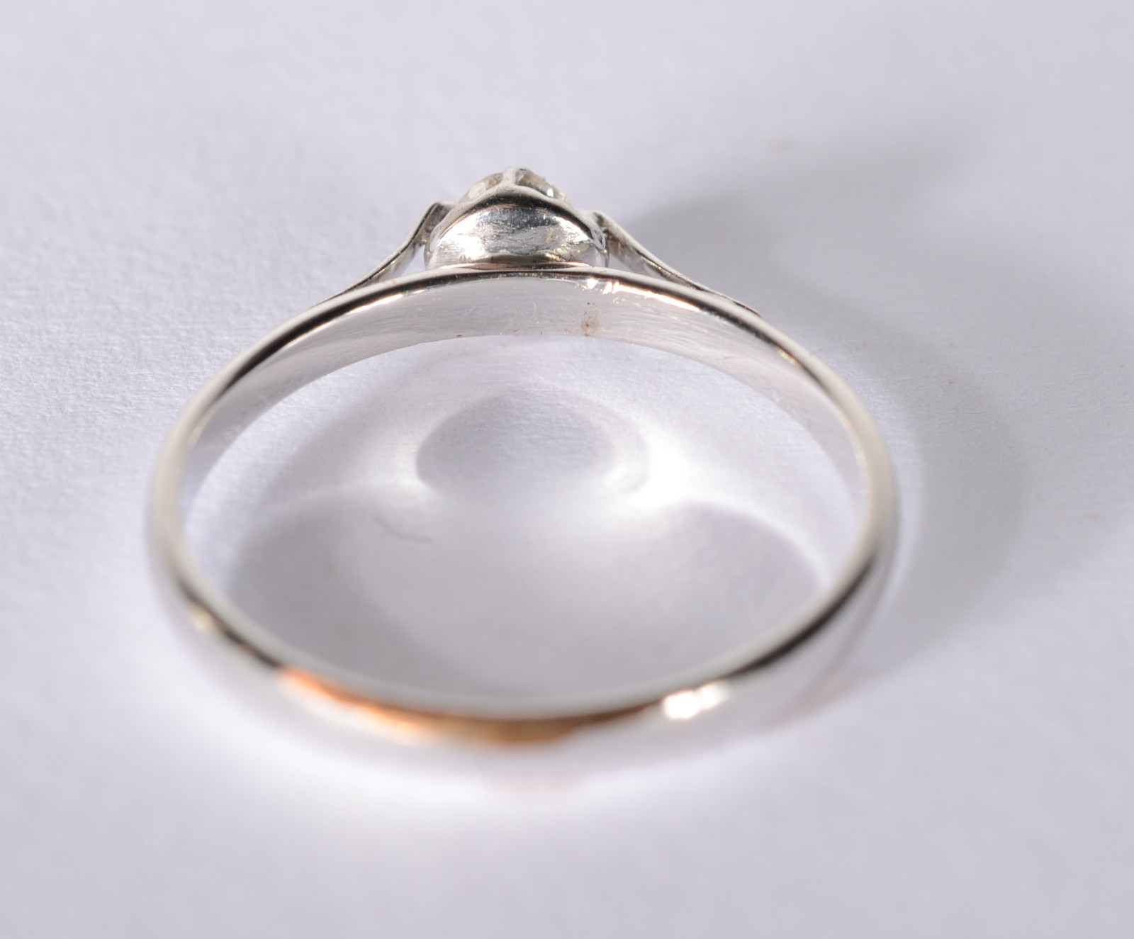 Anel "solitário" de ouro branco com um brilhante 0,13 ct., aro 17... - foto 3 de 5