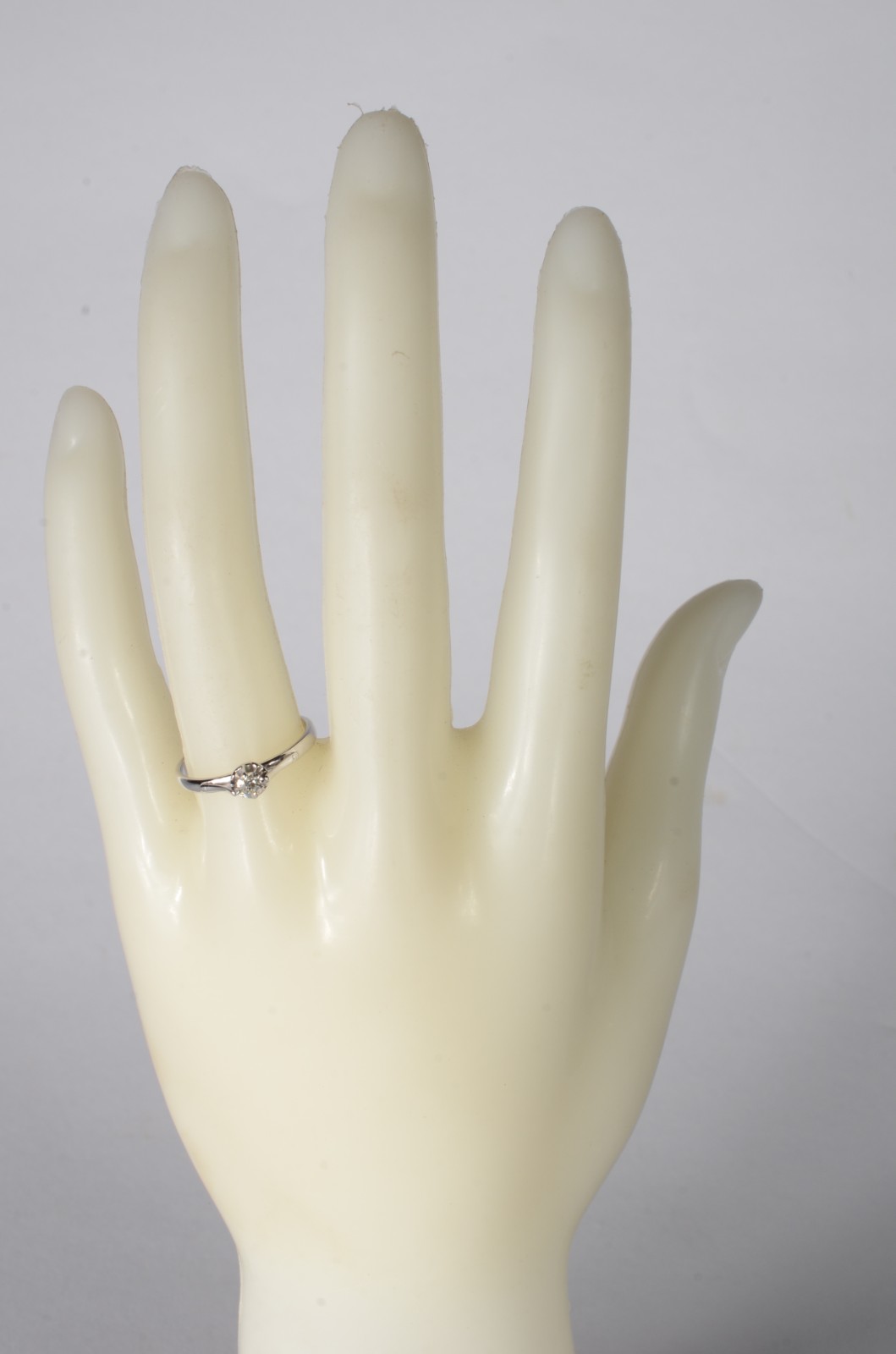 Anel "solitário" de ouro branco com um brilhante 0,13 ct., aro 17... - foto 4 de 5