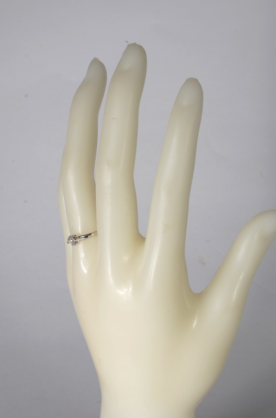 Anel "solitário" de ouro branco com um brilhante 0,13 ct., aro 17... - foto 5 de 5