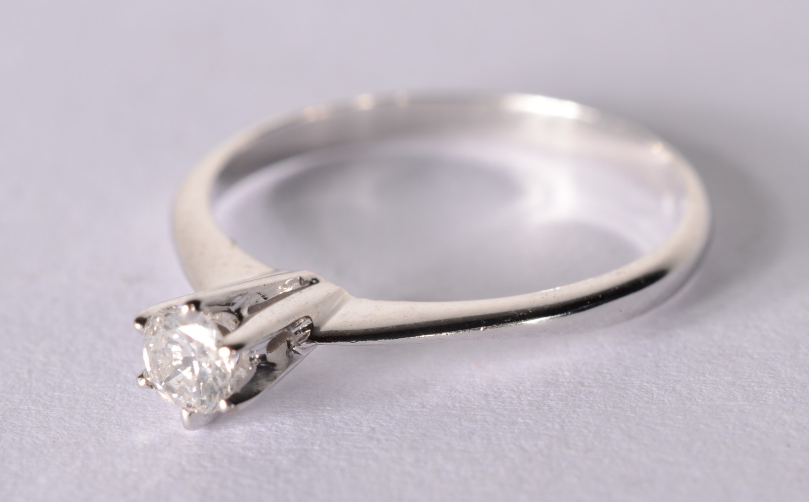 Solitário de ouro branco com brilhante 0,25 ct, aro 17. (Por motivos... - foto 1 de 5