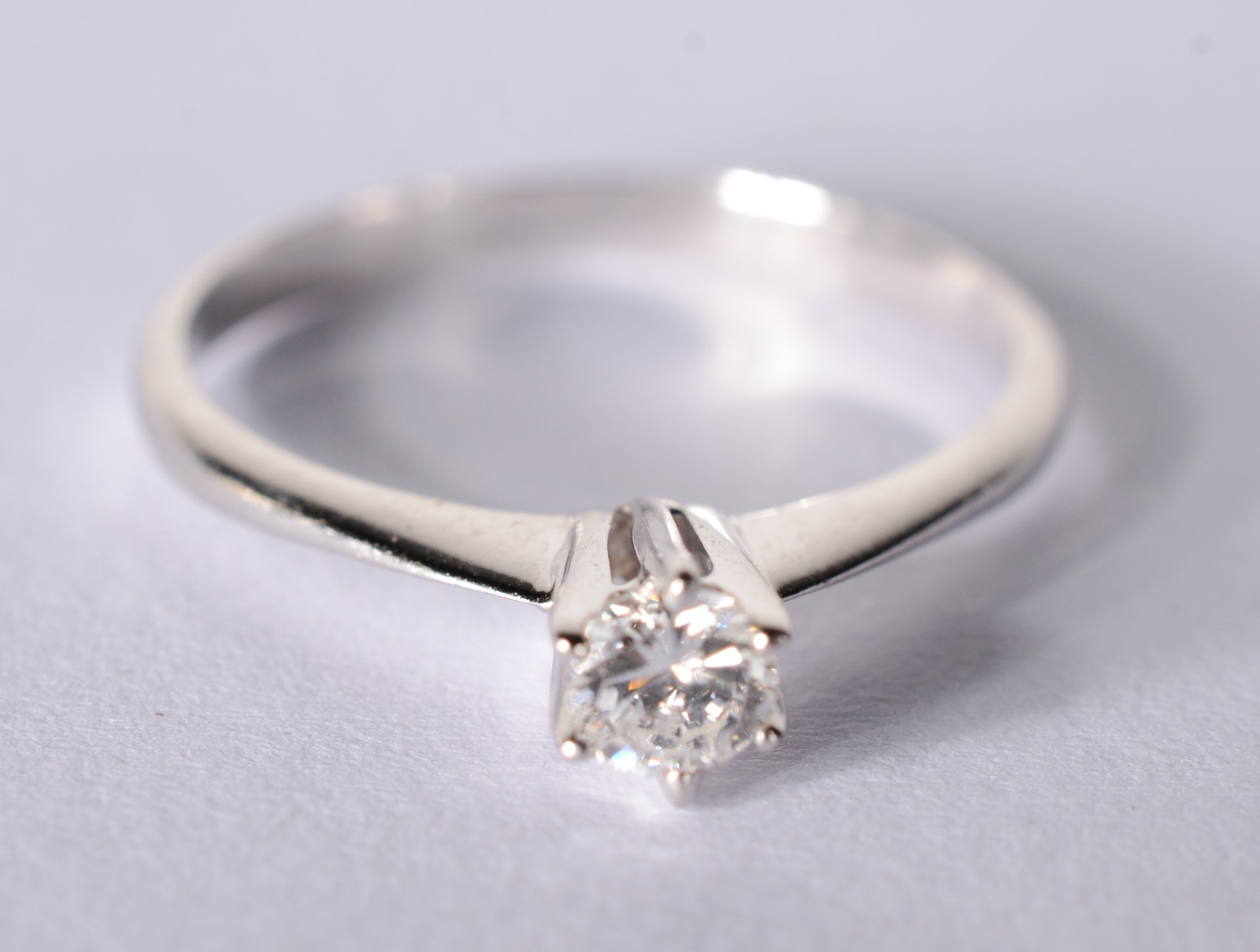 Solitário de ouro branco com brilhante 0,25 ct, aro 17. (Por motivos... - foto 2 de 5