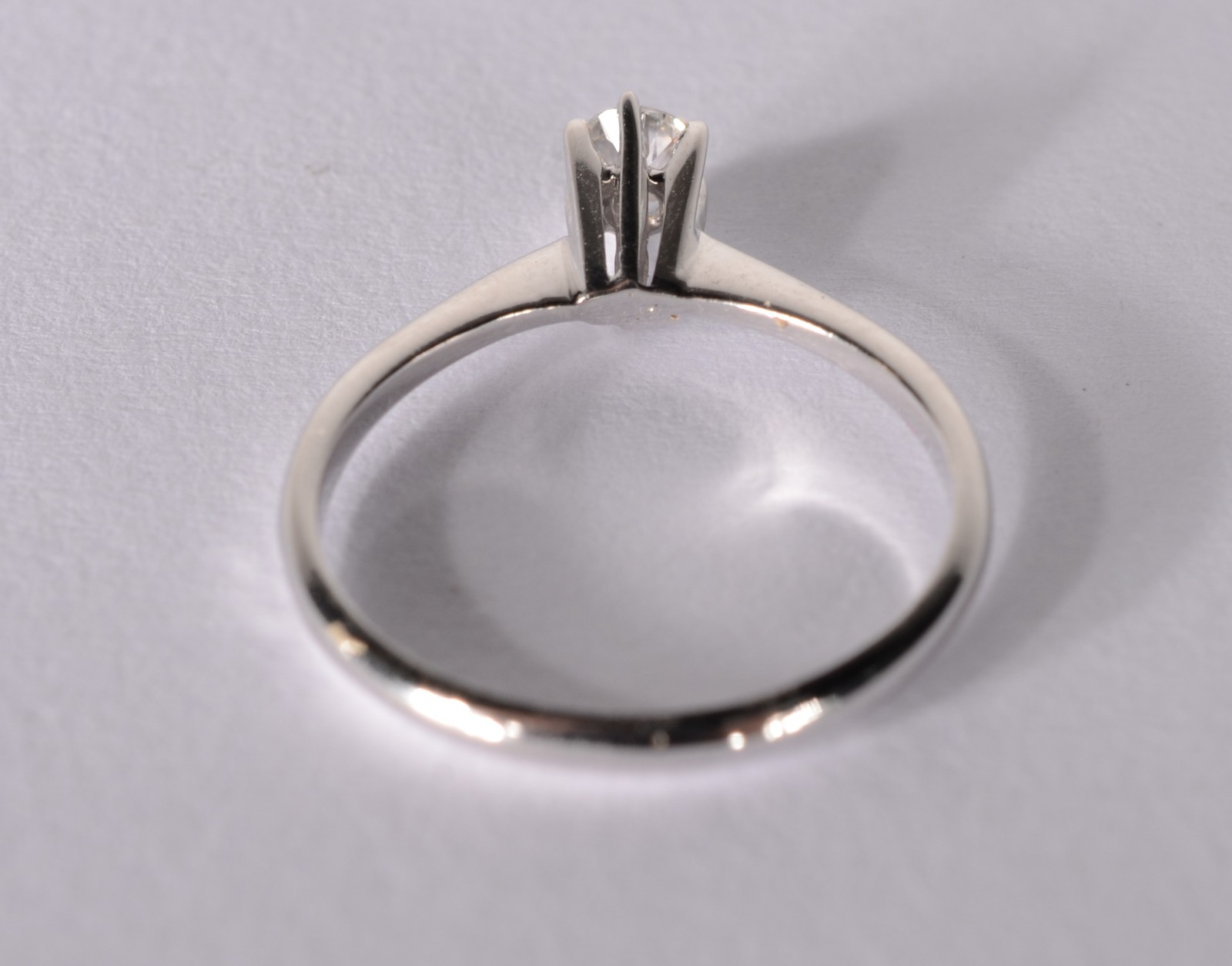 Solitário de ouro branco com brilhante 0,25 ct, aro 17. (Por motivos... - foto 3 de 5