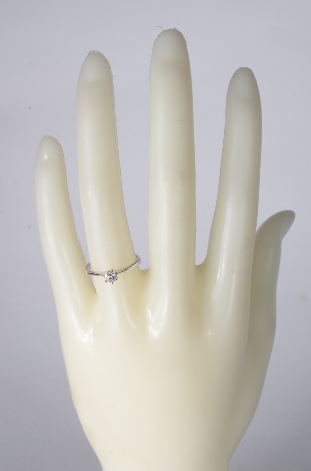 Solitário de ouro branco com brilhante 0,25 ct, aro 17. (Por motivos... - foto 4 de 5