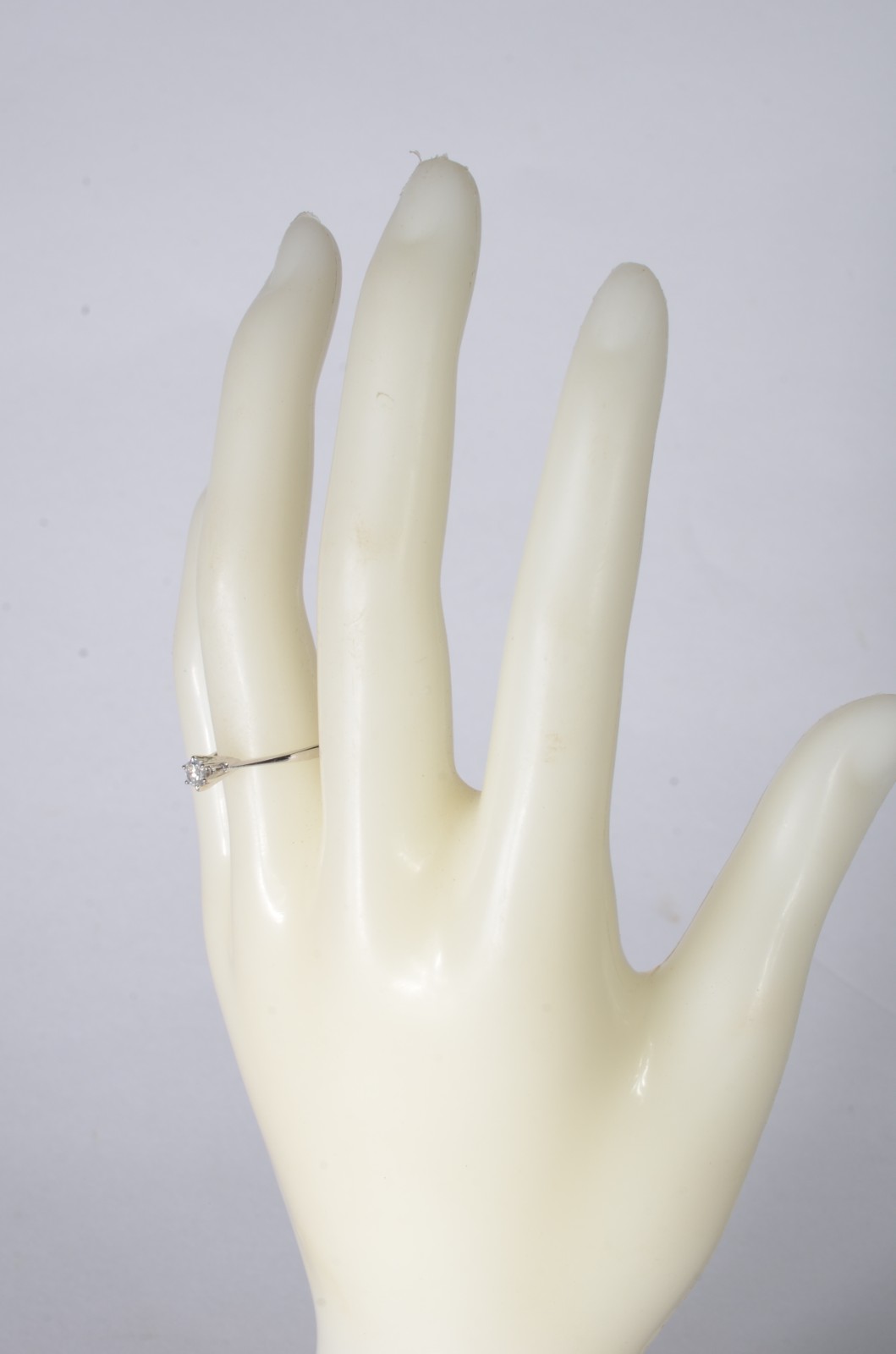 Solitário de ouro branco com brilhante 0,25 ct, aro 17. (Por motivos... - foto 5 de 5