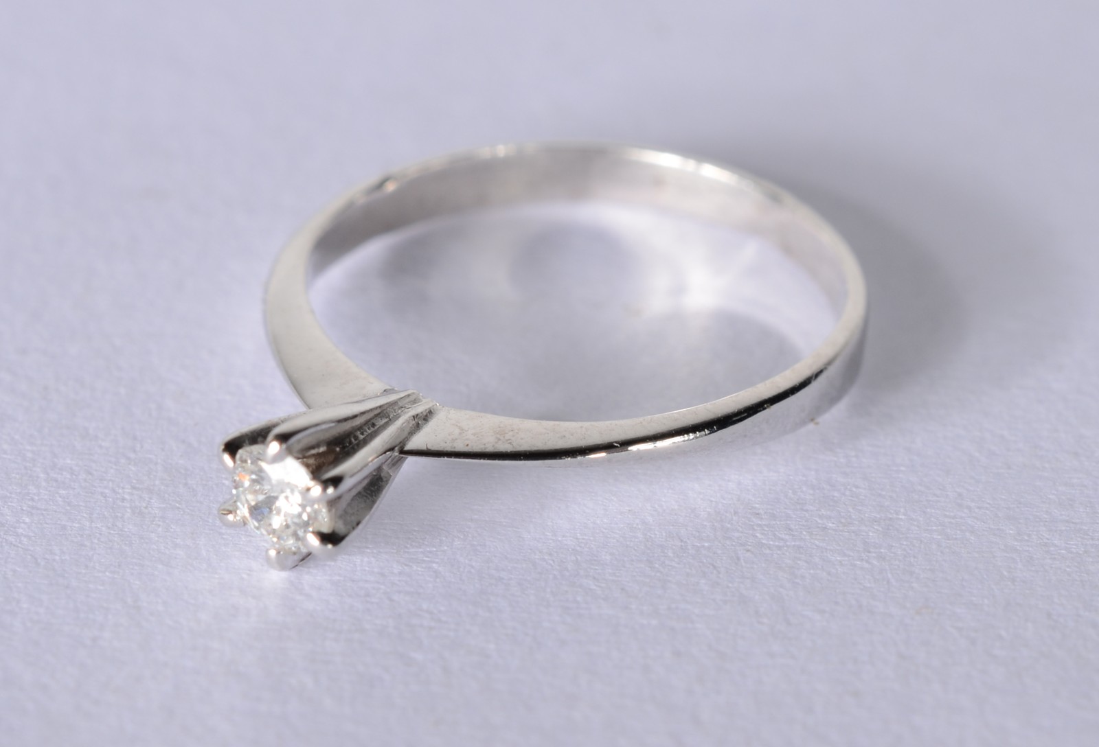 Solitário de platina com um brilhante de 0,15 ct, aro 14. (Por... - foto 1 de 6