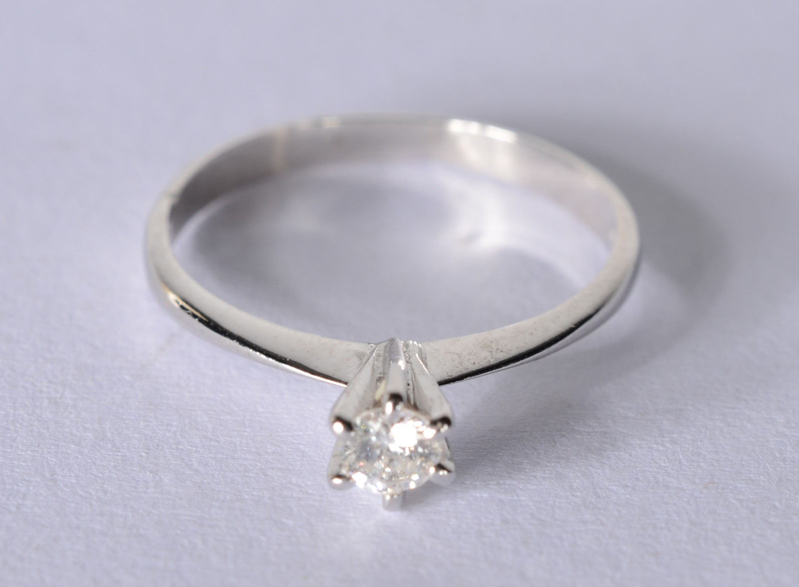 Solitário de platina com um brilhante de 0,15 ct, aro 14. (Por... - foto 2 de 6