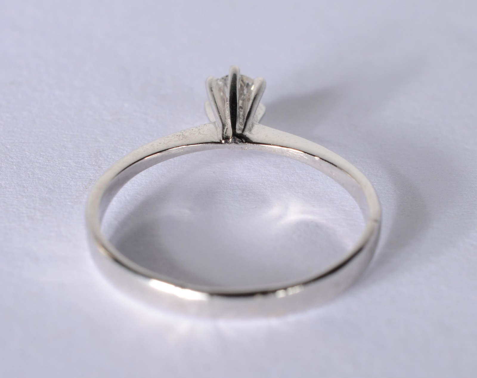 Solitário de platina com um brilhante de 0,15 ct, aro 14. (Por... - foto 3 de 6