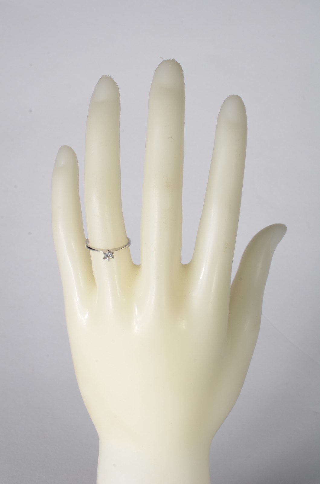 Solitário de platina com um brilhante de 0,15 ct, aro 14. (Por... - foto 4 de 6