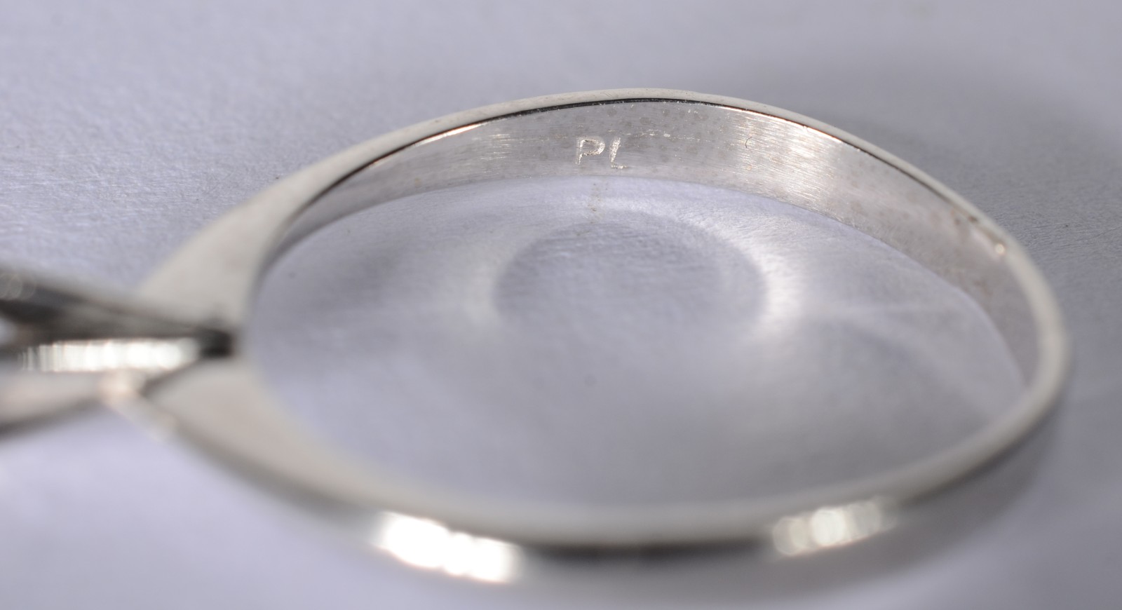 Solitário de platina com um brilhante de 0,15 ct, aro 14. (Por... - foto 5 de 6